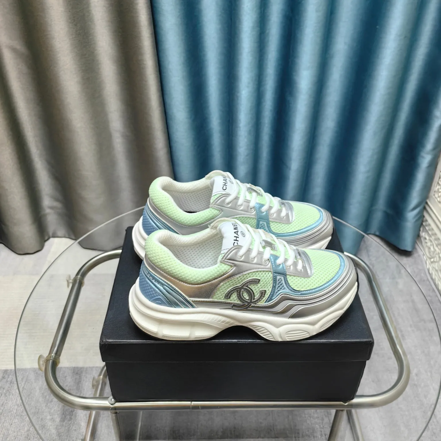 p680🐮🐮Chanel Chanel dad shoes, men and women couples - 2025 counter top casual sports shoes This classic design; the upper is electro-embroidered with a variety of techniques; the outsole is fashionable and sporty; it is unusual to incorporate a variety of color matching elements... The diversified mix and match is very beautiful and versatile, casual, fashionable, sports and outdoor can be taken into account... ꫛꫀꪝ Go➫ Material: ❶Upper is made of: Original imported first-layer silk cowhide + original waterproof cloth + original first-layer cowhide ❷Inner lining: original sheep lining + mesh ❸Outsole based on: original TPU combination outsole Special counter boutique packaging complete set for women 35–41
